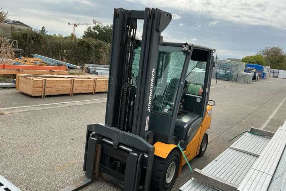 9013760 1 smarte 1 leftquarter